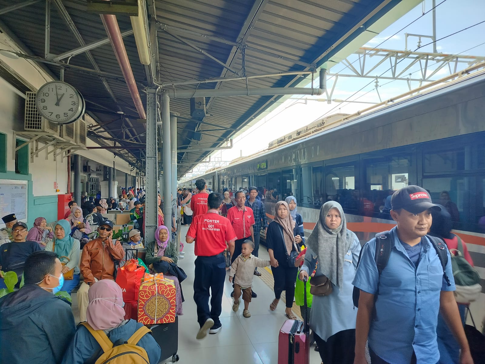 Kereta Api Semakin Diminati, KAI Group Catat Angka Fantastis Saat Angkutan Lebaran 2025