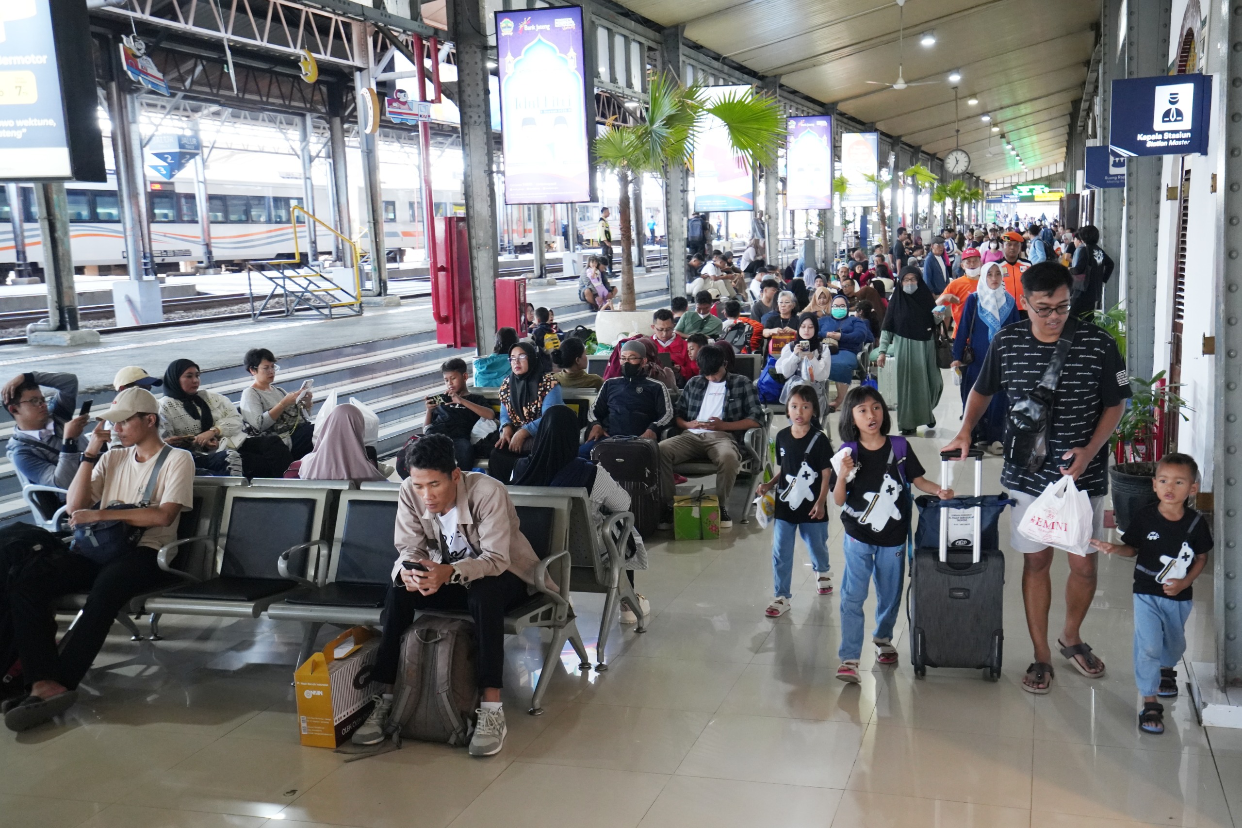 Masa Mudik Lebaran 2025: Stasiun Tawang dan Poncol Semarang Dipadati Pemudik
