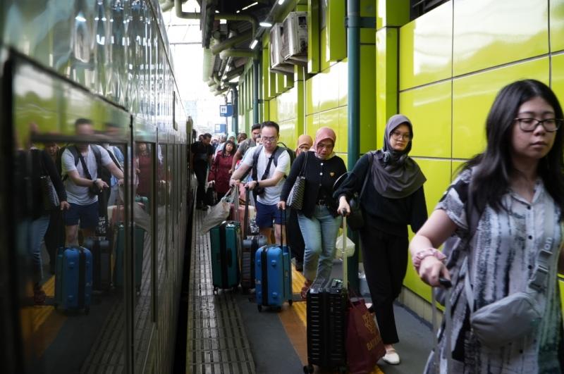 Puncak Libur Waisak, KAI Daop 1 Jakarta Operasikan Perjalanan Kereta Tambahan Hadapi Lonjakan Penumpang