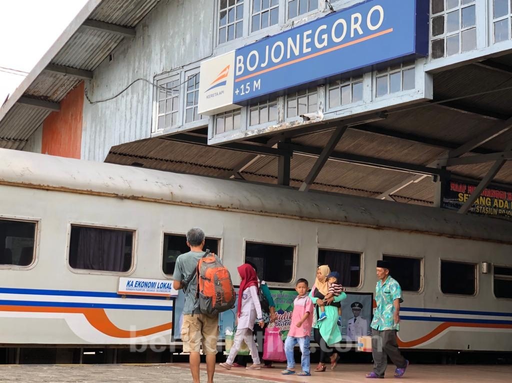 Lonjakan Penumpang Warnai Stasiun Bojonegoro Selama Libur Waisak, KAI Tambah Perjalanan