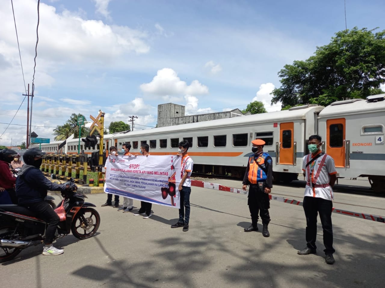 KAI Daop 4 Semarang Waspada, Dorong Peran Aktif Komunitas dan Relawan di Perlintasan