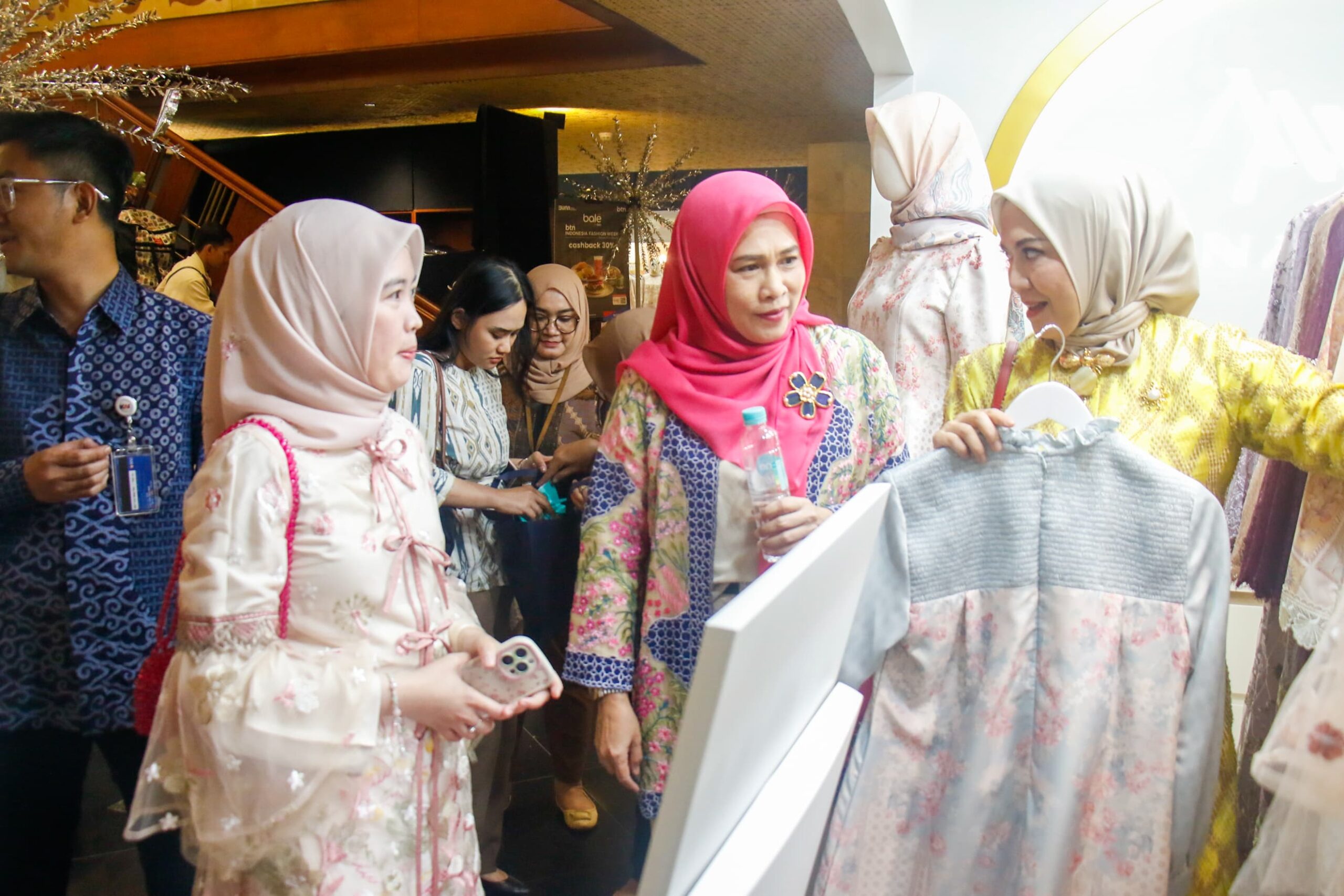 Dukung UMKM dan Fesyen Ramah Lingkungan, KAI Tampil di Indonesia Fashion Week 2025