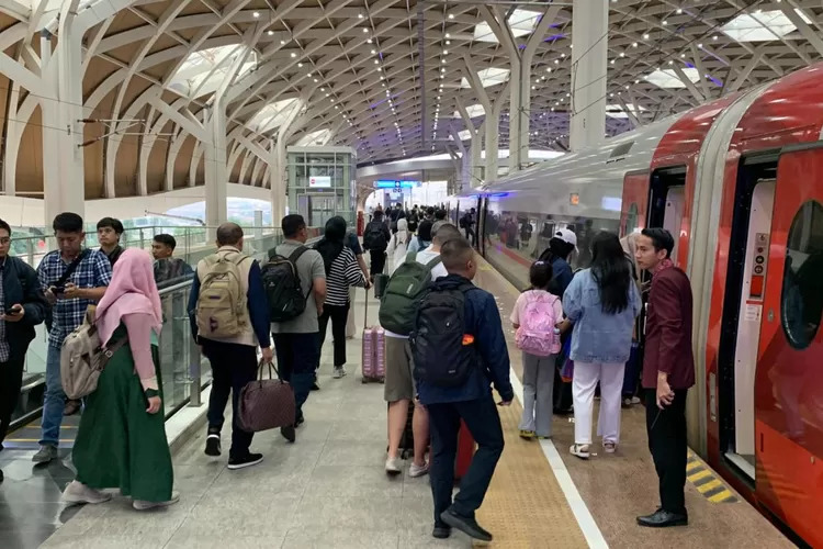 Libur Panjang Waisak, KCIC Tambah Petugas dan Fasilitas Ramah Keluarga di Stasiun