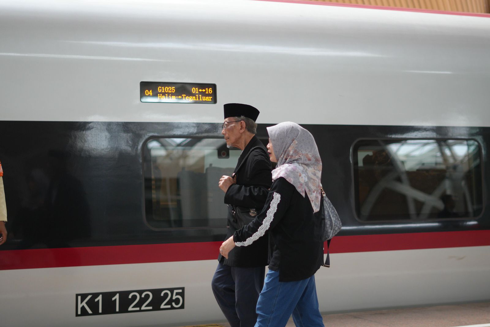 Whoosh Jadi Pilihan Lansia, 15 Persen Penumpang Nikmati Fasilitas Ramah Usia