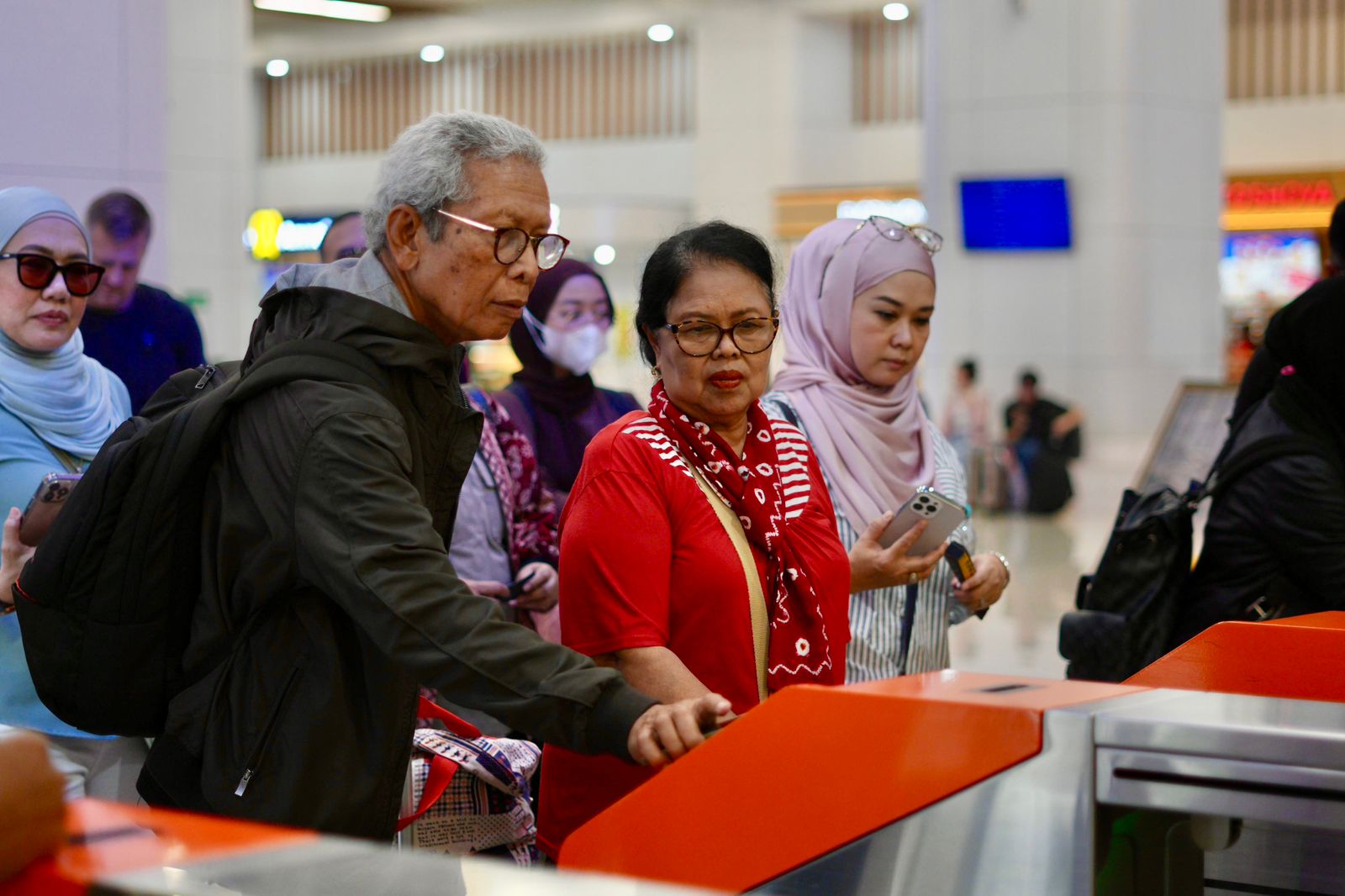 (VIDEO) Fasilitas Toilet Aksesibel dan Kursi Prioritas Whoosh, Lansia Makin Nyaman Bepergian