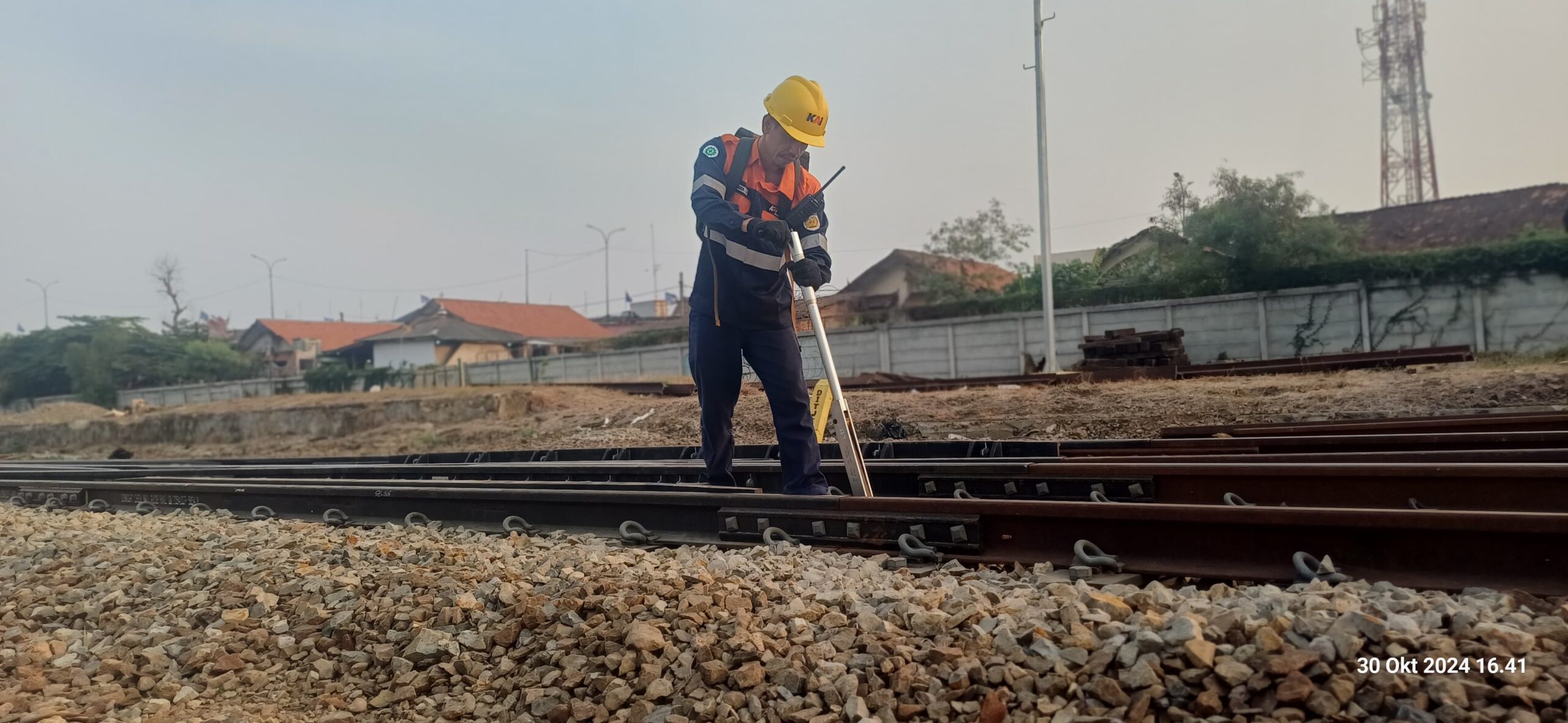 Petugas Pemeriksa Jalur Garda Terdepan Keselamatan KA di Tengah Lonjakan Perjalanan
