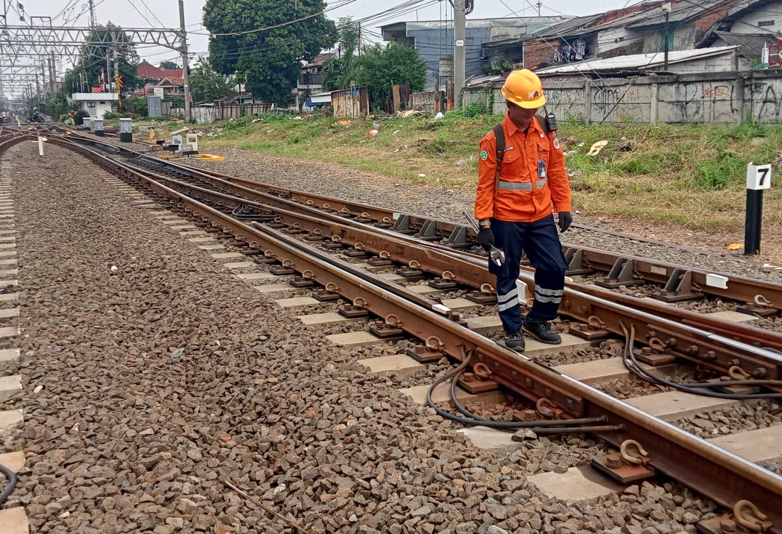 Petugas Pemeriksa Jalur Daop 1 Jakarta, Penjaga Setia Rel di Tengah Padatnya Operasi KA