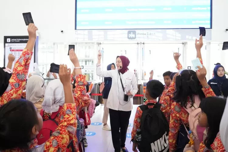 KCIC Dorong Inovasi Pendidikan Lewat Whoosh Edutrip di Hari Pendidikan Nasional