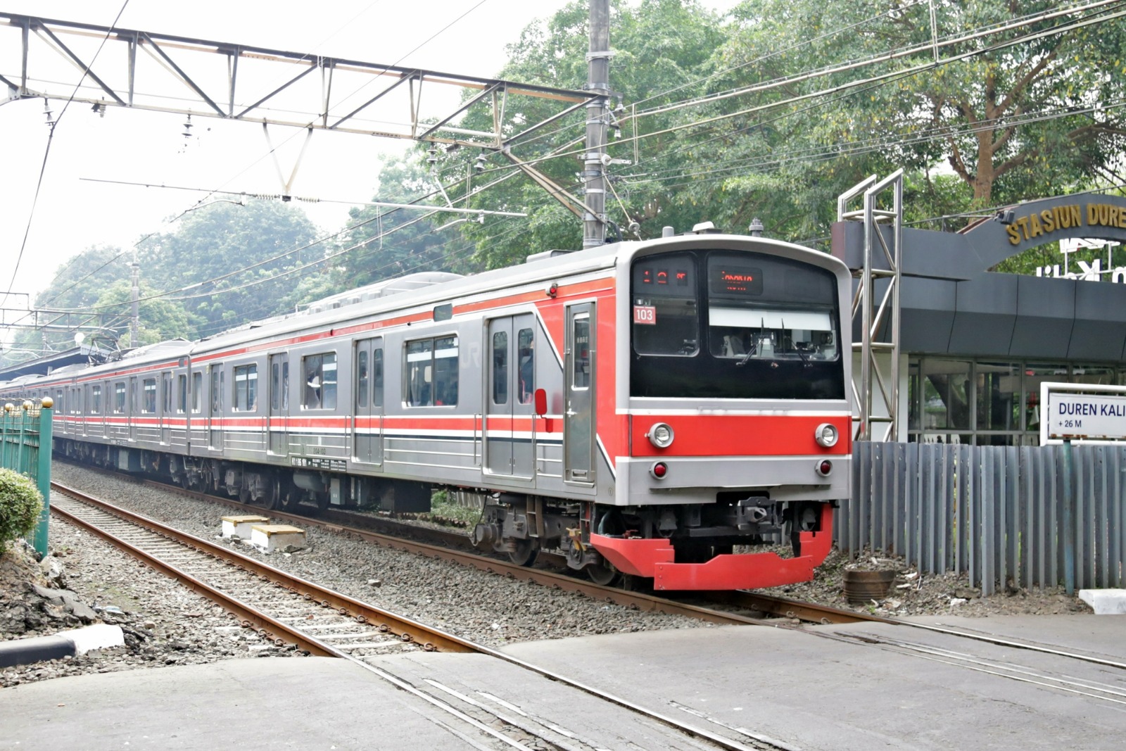 KAI Commuter Hukum Tegas, Edukasi dan Penegakan Aturan Jadi Pilar Keselamatan Perlintasan