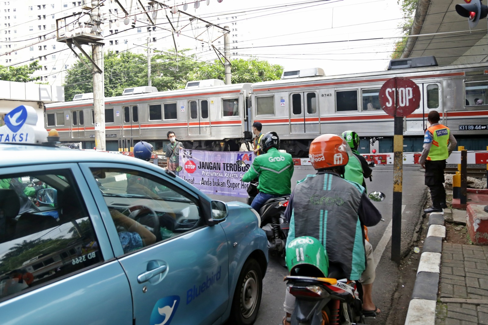 (VIDEO) KAI Commuter Hukum Tegas, Imbau Patuh Aturan Perlintasan untuk Keselamatan