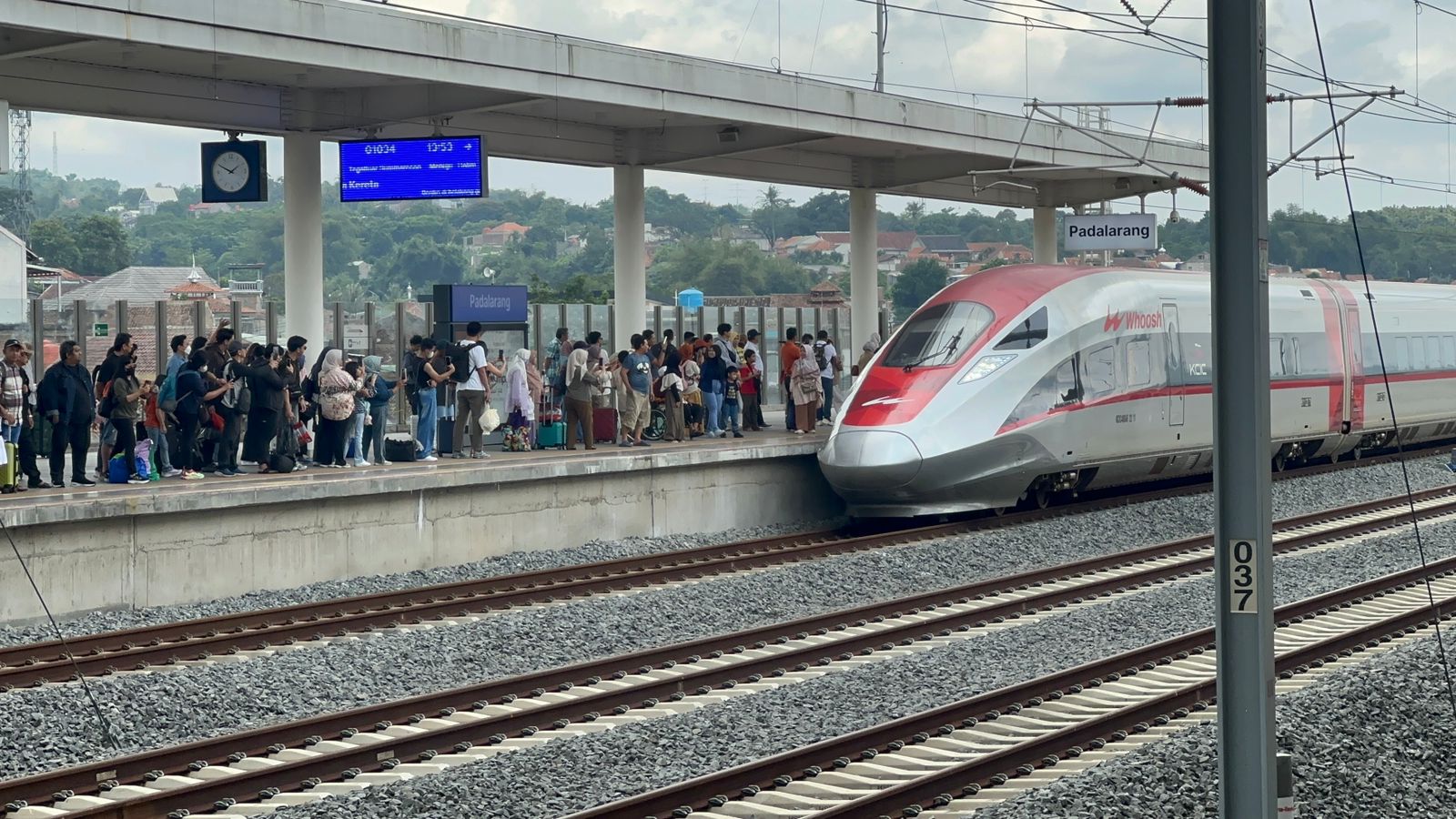 Whoosh Raih 25 Ribu Penumpang Per Hari