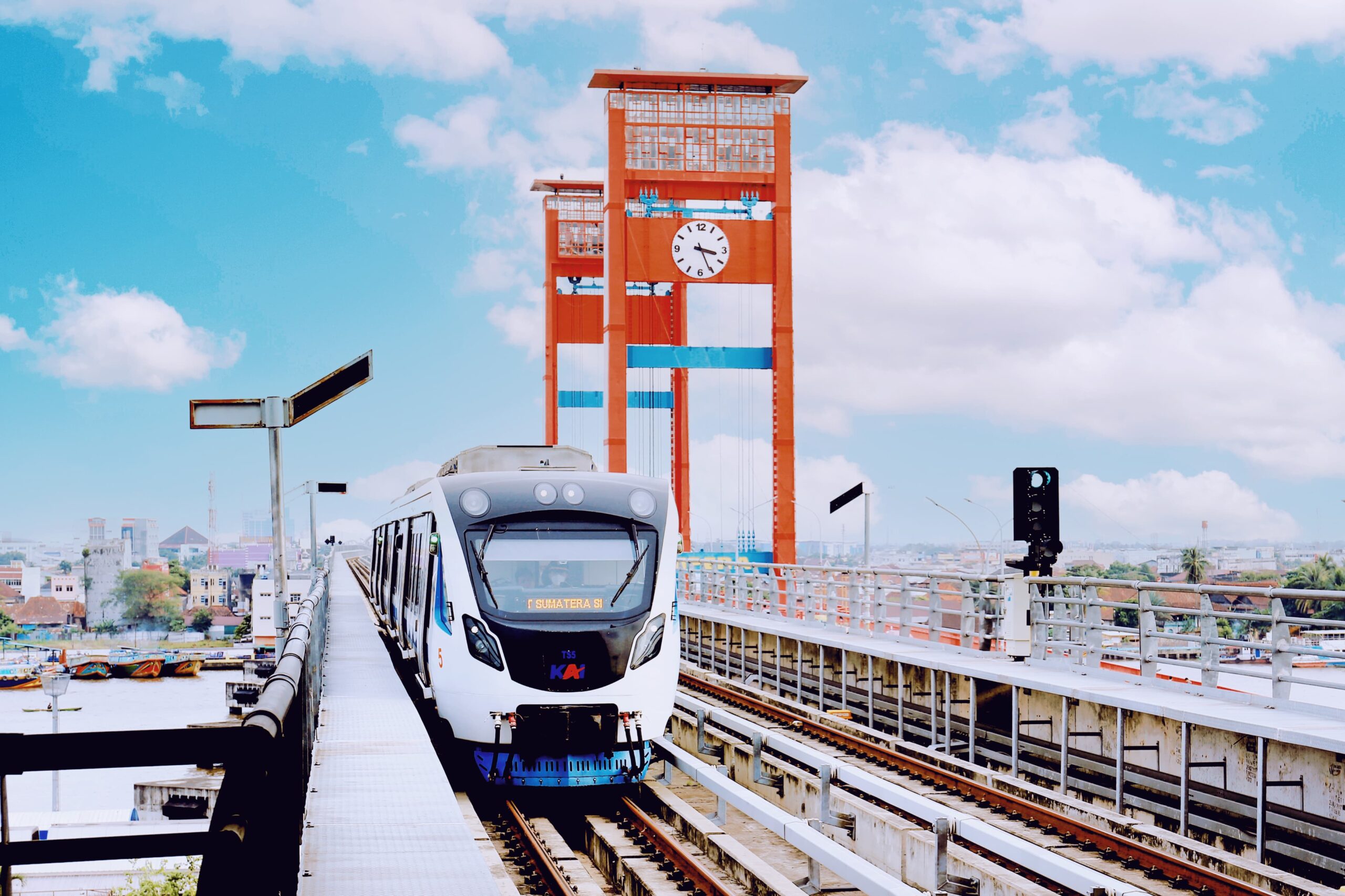 (FOTO) Penumpang LRT Sumsel Nikmati Panorama Jembatan Ampera dari Dalam Kereta