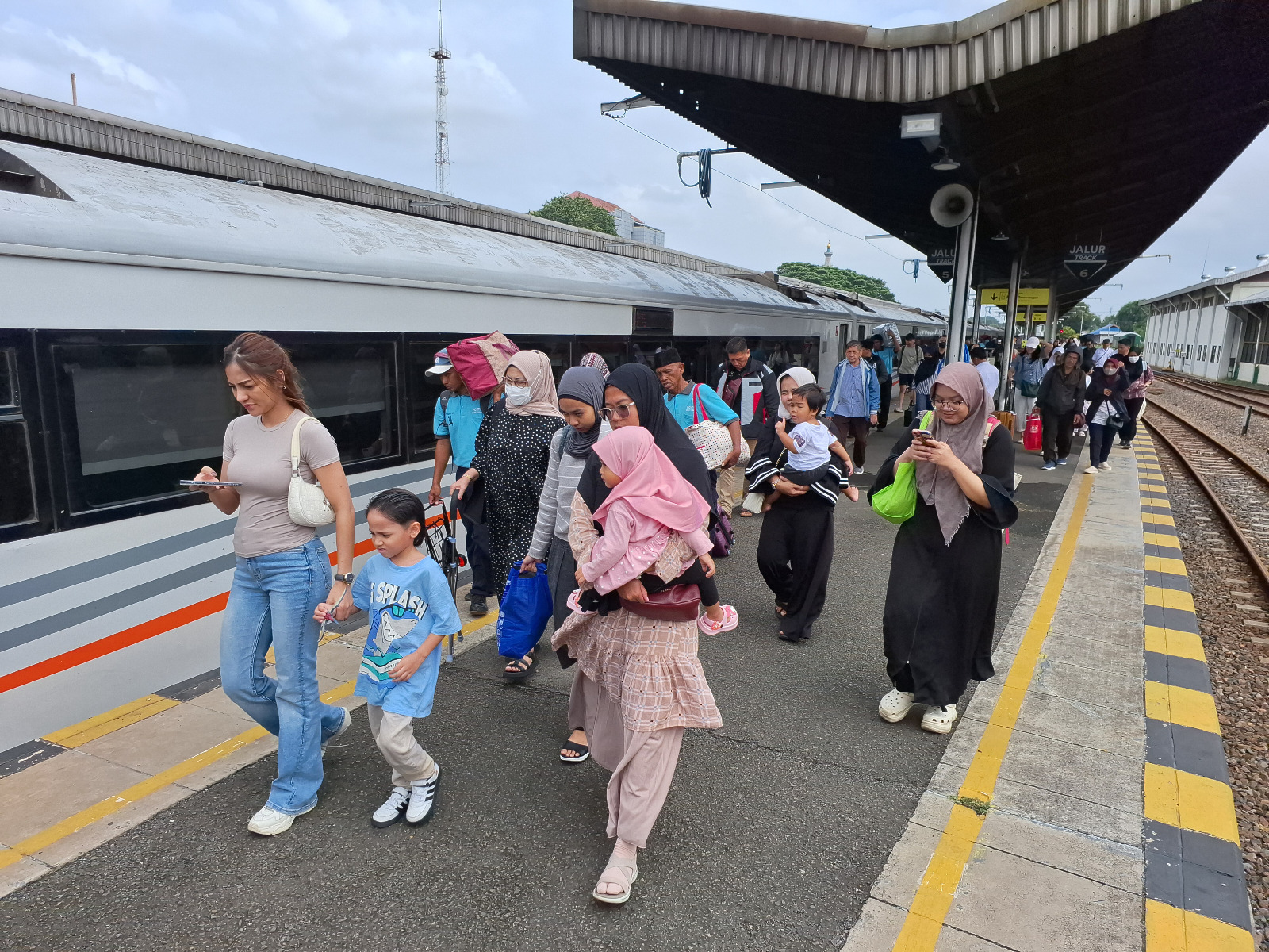 KAI Daop 3 Cirebon Raih Peningkatan Penumpang Signifikan, Buktikan Daya Tarik Kereta Api di Tahun 2025