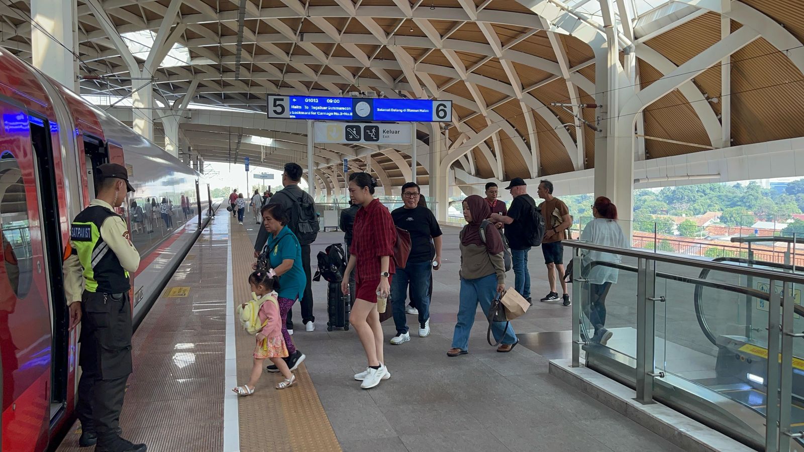 Whoosh Jadi Primadona Transportasi Saat Libur Hari Buruh