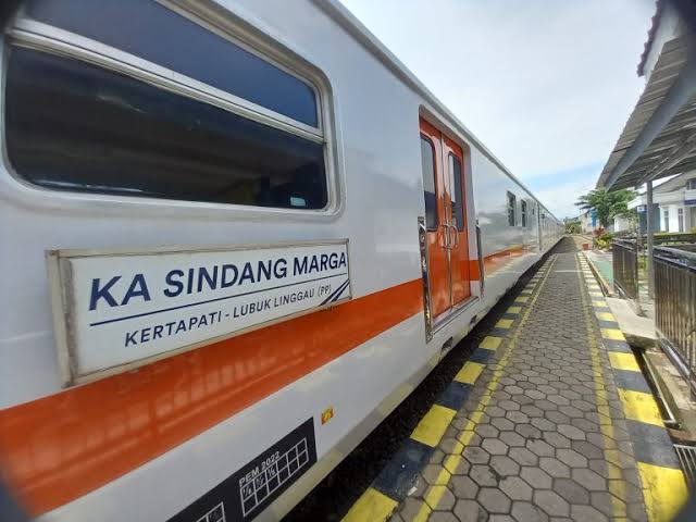 KAI Divre III Palembang Pastikan Layanan Kereta Terbaik Selama Libur Waisak dengan Perawatan Lokomotif