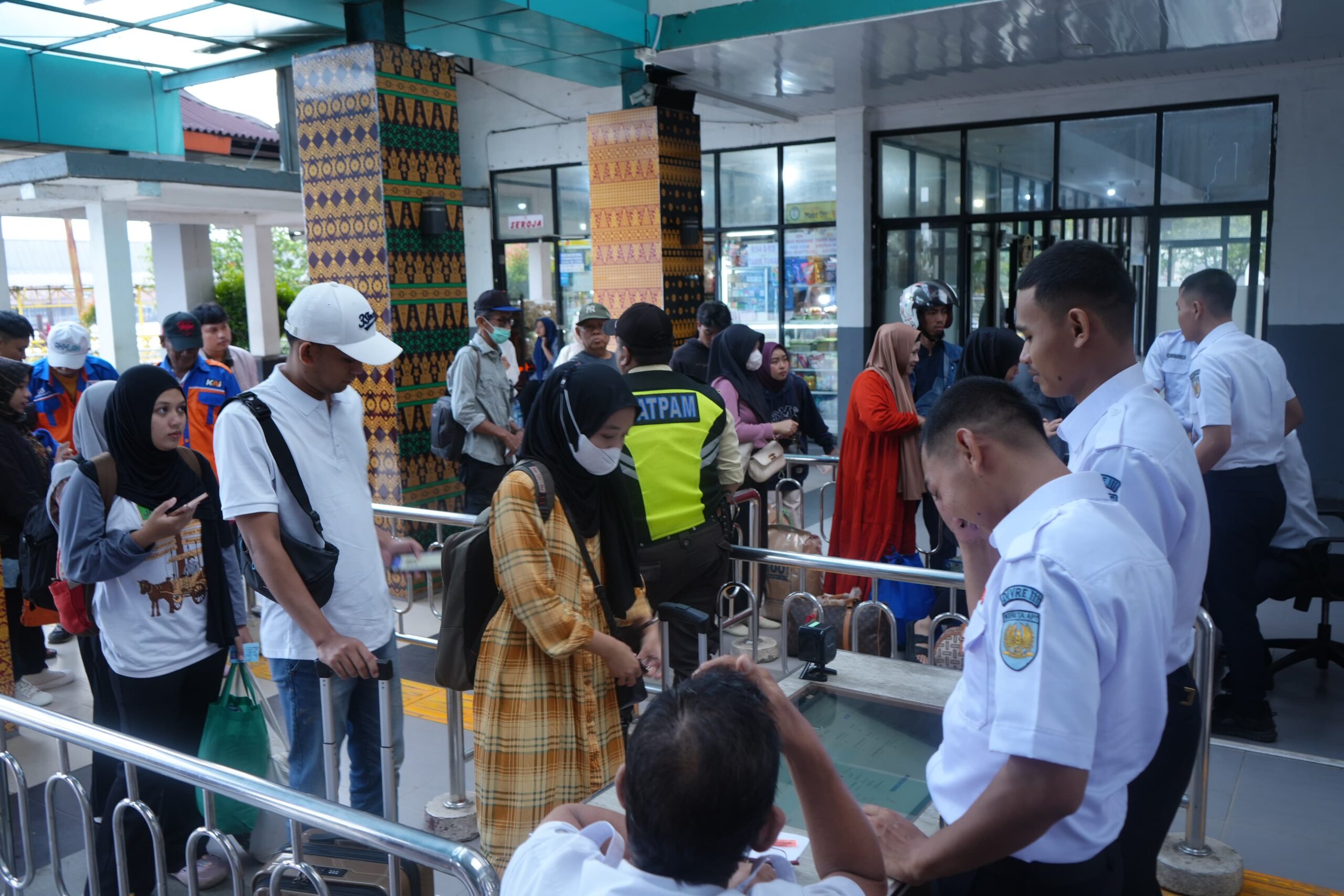Libur Waisak, KAI Divre III Palembang Siapkan Layanan Maksimal Melalui Perawatan Lokomotif