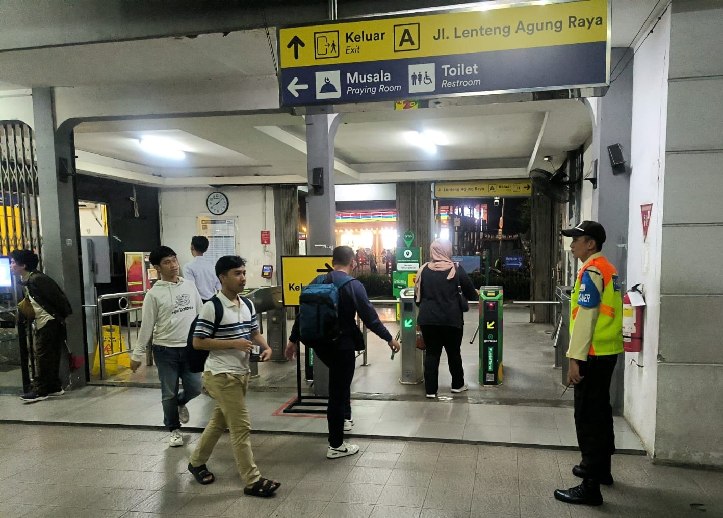 KAI Uji Akses Baru untuk Tingkatkan Kenyamanan Pengguna KRL di Stasiun Tanjung Barat