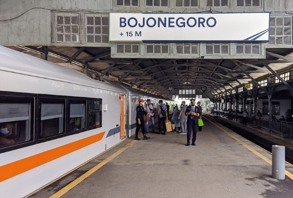 Stasiun Bojonegoro Jadi Primadona Waisak, Penumpang Kereta Api Meningkat Setiap Hari